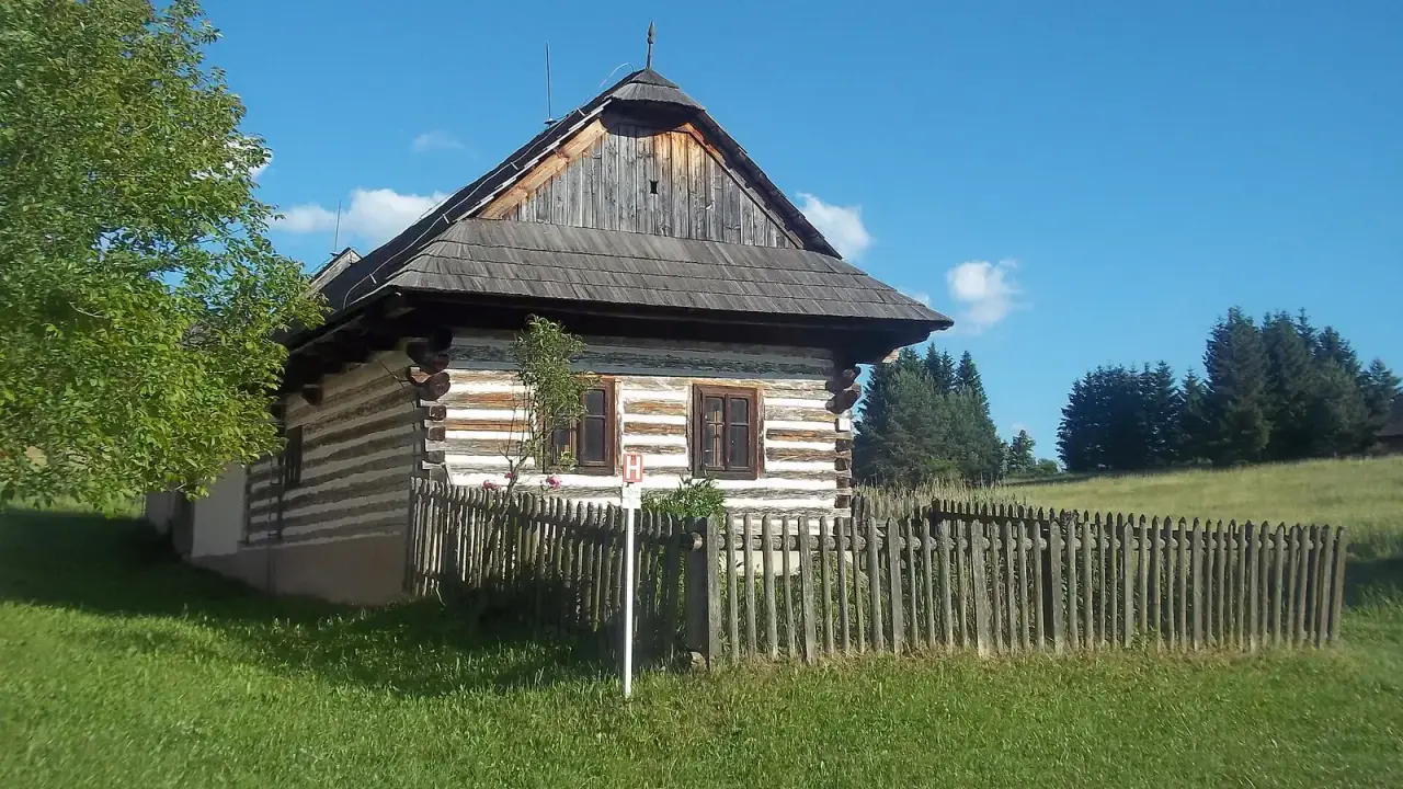 Гуцульське село в Карпатах із дерев'яними хатами серед зелених схилів