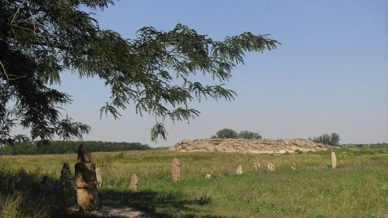 Пісковиковий пагорб Кам'яна Могила зі степовими кам'яними бабами