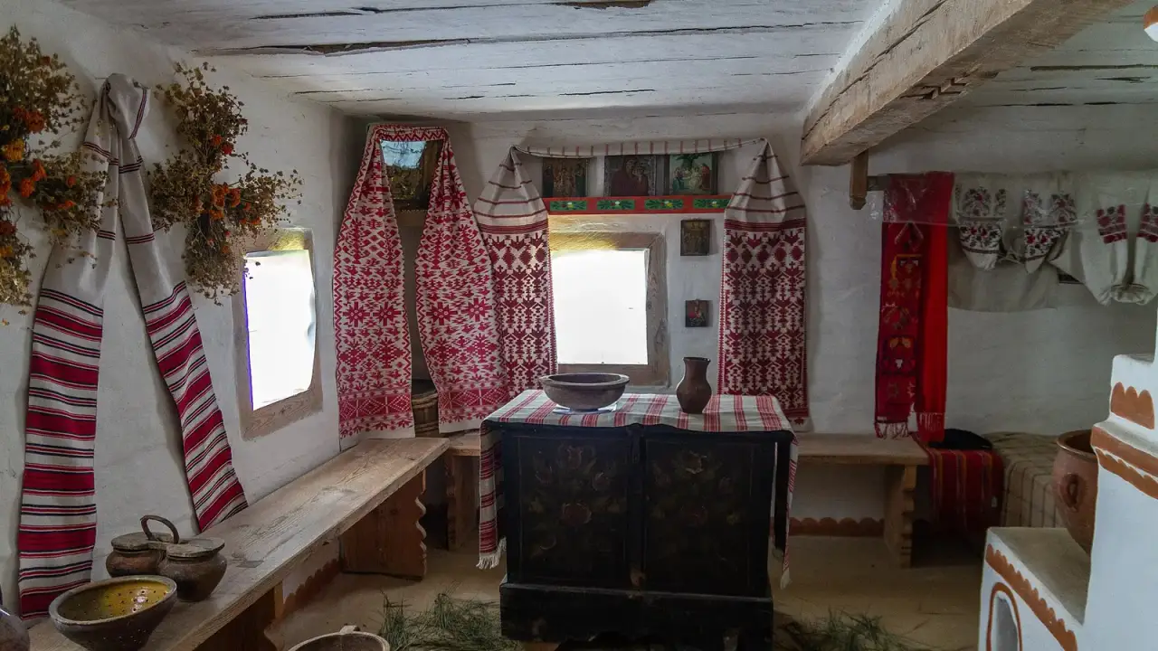 Дерев'яні хати музею просто неба серед зелені