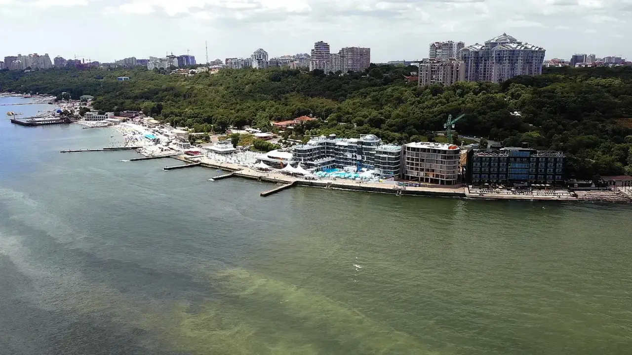Морське узбережжя курортного міста з пляжами й готелями