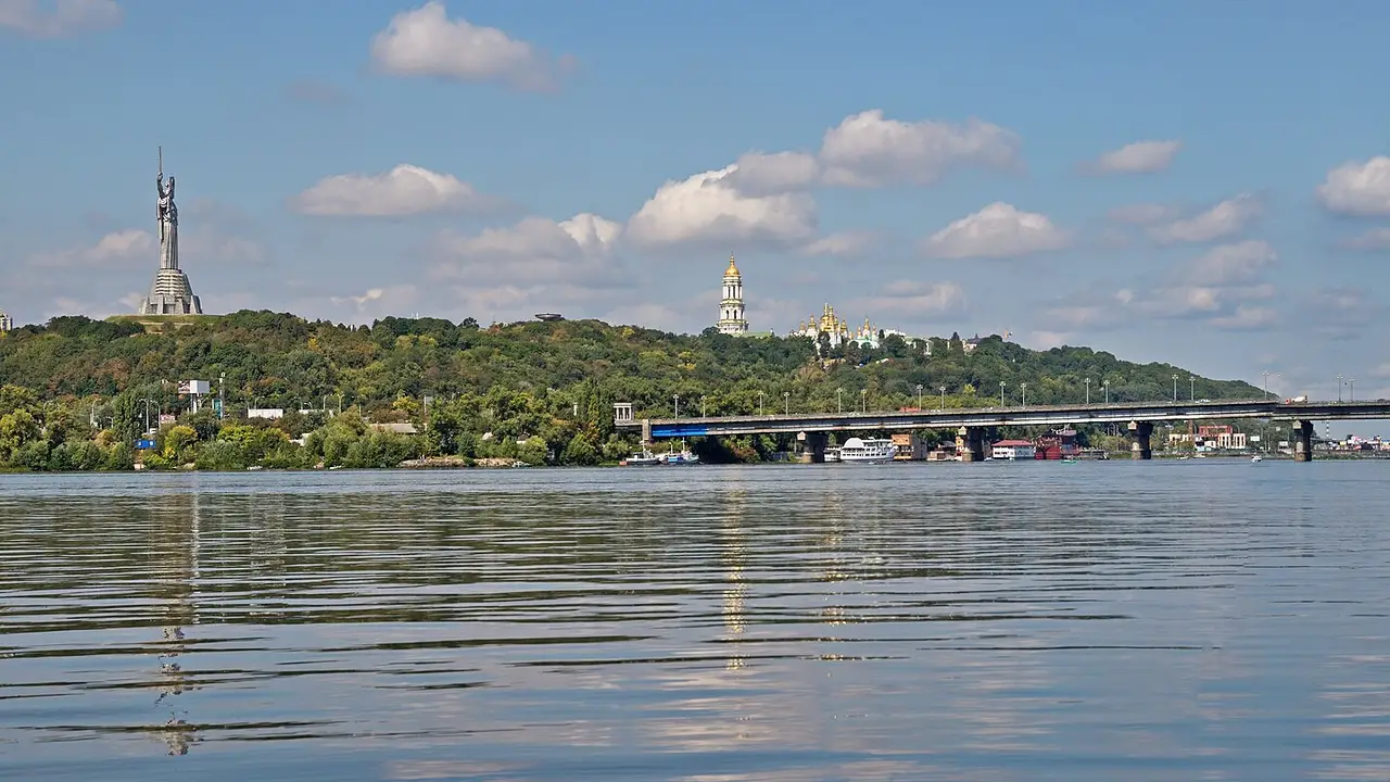 Панорама Києва з Дніпра: золоті куполи Києво-Печерської лаври та зелені пагорби над рікою